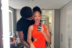 甜蜜小情侣！詹姆斯小儿子布莱斯转发与女友亲密拥抱合照