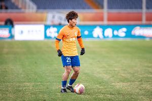 表现差惹争议！谢文能本场24次丢失球权+多次传球失误