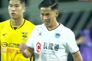 半场-广州豹暂1-0深圳青年人 邓彪头球破门夏达龙禁区被踢倒未判