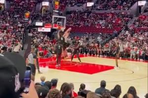 存在感十足~杨瀚森坐镇篮下大帽克林根 转头助攻夏普超远抛射落袋