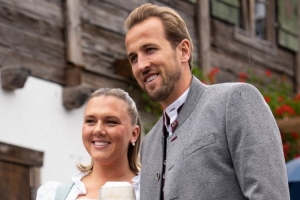 干杯凯恩、迪亚斯、杰克逊等拜仁球员参加慕尼黑啤酒节