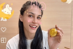 迪拉娜晒照：须臾之间 又是一年 月亮慢慢变圆 事事慢慢如愿