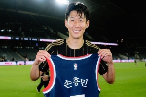 NBA快船队球星观看洛杉矶FC比赛，向孙兴慜赠送快船球衣