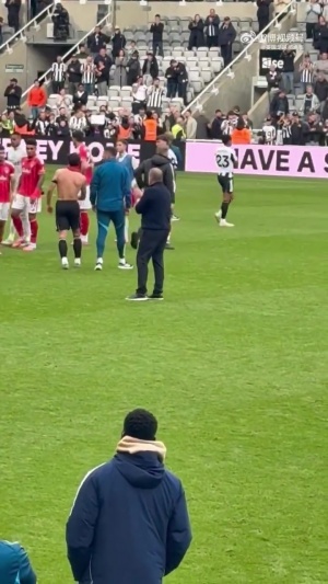 还能撑多久？森林0-2不敌纽卡，赛后球员与波斯特科格鲁0互动