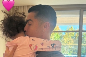 总裁的日常生活！乔治娜社媒晒C罗带娃照片