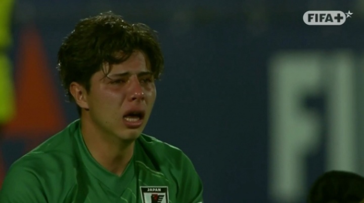 惨！日本送点换门将仍遭绝杀，被换下的混血门将痛哭流涕跪地不起