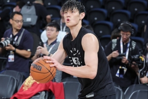 媒体人：其他球员也想表现 曾凡博没有出手机会在意料之中