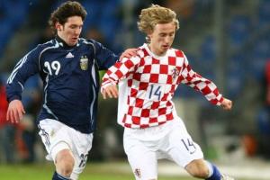 9个金球2006年魔笛国家队首秀，同场梅西传射攻入国家队首球