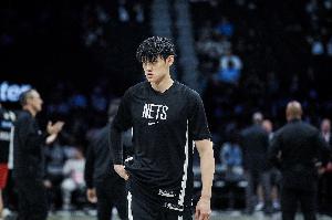 NBA中国赛对阵太阳 曾凡博次节末段替补登场上演篮网生涯首秀