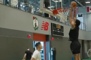 恢复速度惊人！塔图姆晒原地双手扣篮视频：一定是鞋子的原因