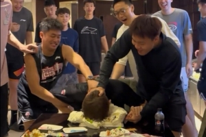 杜锋晒广东全运男篮给周鹏庆生视频：青回系列 祝兄弟生日快乐