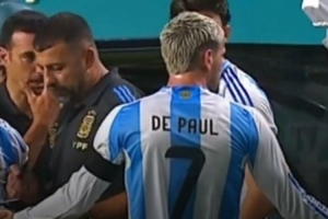 德保罗向第四官员抱怨换人太慢：快点啊，换个人要等俩小时