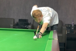 水平如何？周琦社媒晒自己打台球视频：台球“刺客”