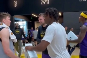 发福利啦！湖人官方晒昨日训练后东契奇向全队赠送签名球鞋