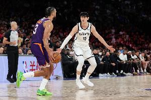 媒体人：真当票房吉祥物了？队友几乎不传球&把曾凡博当透明人