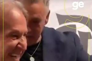 传奇传奇！济科和巴乔在巴西vs意大利传奇赛前见面拥抱