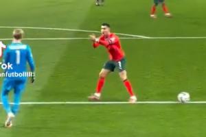 C罗主动摆球并贴脸鼓掌催促凯莱赫发球，后者竖大拇指回应