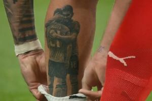 与你们同在！内维斯身穿若塔的21号打进绝杀球，小腿上还文了若塔