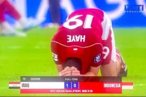 世界杯梦碎！印尼出局众球员失落哭泣，抱头跪地痛哭情难自已