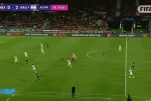 暴力铁肘！墨西哥前锋肘击阿根廷后卫染红，尾声墨西哥两人被罚下