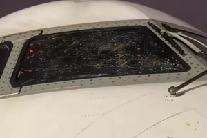 惊魂时刻！尼日利亚国家队乘坐的飞机挡风玻璃破裂，致使紧急迫降