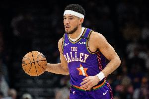 全能表现！布克半场3记三分球拿到11分3板3助1断