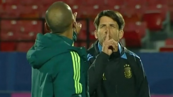 撞人引冲突！墨西哥U20助教指着鼻子骂，阿根廷U20主帅做闭嘴手势