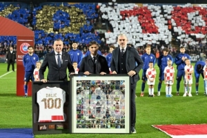 达利奇获赠执教克罗地亚100场纪念球衣，带队获得世界杯亚军+季军