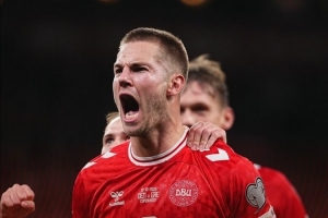 世预赛丹麦3-1击败希腊，霍伊伦破门、达姆斯高传射