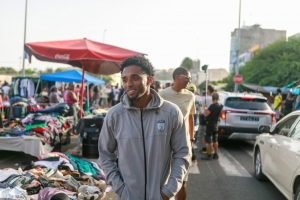 50万小国赢就进世界杯！佛得角球员进市场与球迷见面，今晨关键战