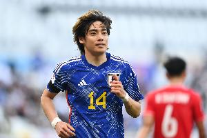 拼尽全力！日媒：替补贡献2助攻的伊东纯也，赛后去医院检查右脚