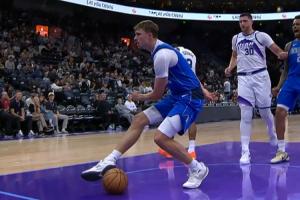 好险！弗拉格反击跟进战斧暴扣险些受伤 落地后踩到球&好在无碍