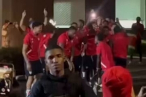 巴拿马球迷在酒店外放音乐，苏里南球员下楼跟着跳舞