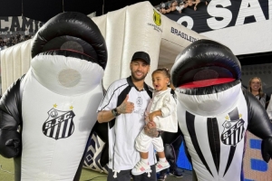 因伤缺席！内马尔带着女儿来到球场，为桑托斯助威