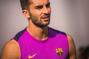 再伤一人！巴萨官方：费兰因左腿肌肉不适，缺席对阵赫罗纳的比赛