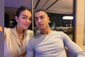 你给打几分？乔治娜社媒晒C罗新发型