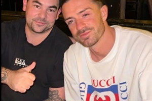 本性难改？格拉利什度假喝到双眼迷离在酒吧与女粉丝亲切耳语