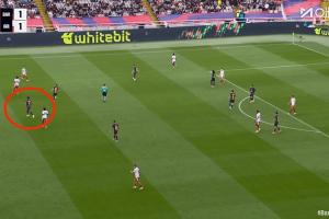 是真没招了！比赛最后10分钟，阿劳霍客串中锋顶在锋线位置