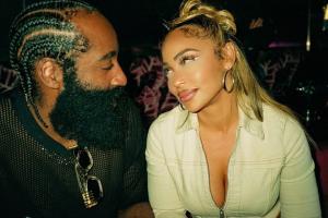 哈登女友身份曝光：比登哥大一岁 即将给登哥送“爸辅”