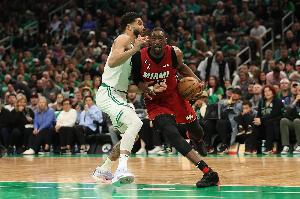 西蒙斯+豪泽换阿德巴约！绿军记者提议 跟死敌热火做笔交易