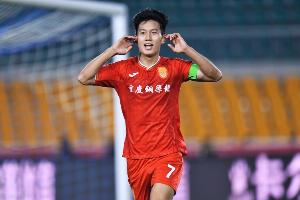 足球报谈向余望：双响霸气复苏！那个敢打敢拼的本土射手王回来了