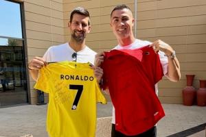 梦幻联动！德约造访C罗旗下网球中心，与C罗本人交换球衫+送球拍