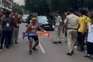 SIU！印度球迷街头抽象模仿C罗标志性庆祝