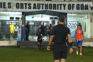 破成这样...果阿队主场球员通道入口，灯牌表面覆盖掉落出现空白