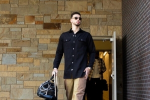 新赛季首日穿搭！申京黑衬衫+拼色工装裤这造型打几分？