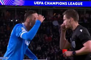 示意主裁脑子不好or示意对手用头碰球？卢卡用手狂指脑门吃到直红