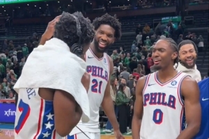 球队新宠！埃奇库姆首秀34分 采访时恩比德马克西等人泼水庆祝