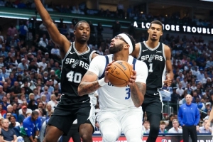 遭遇严防！浓眉半场13中3&6罚6中砍下12+10 已身背4次犯规