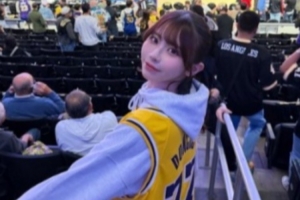 昨日在湖人主场观战！日本性感女星晒身穿东契奇的球衣照