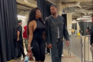 13中4得10分！克莱赛后手牵手携女友马冬梅离场